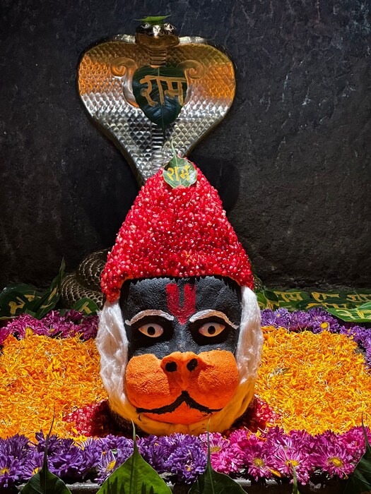 शिवलिंगावर मुकुट म्हणून 51 डाळिंबाच्या बियांचा वापर करण्यात आला आहे. चंदन कणकेचा वापर करून हनुमानाचा चेहरा साकारण्यात आला आहे. 