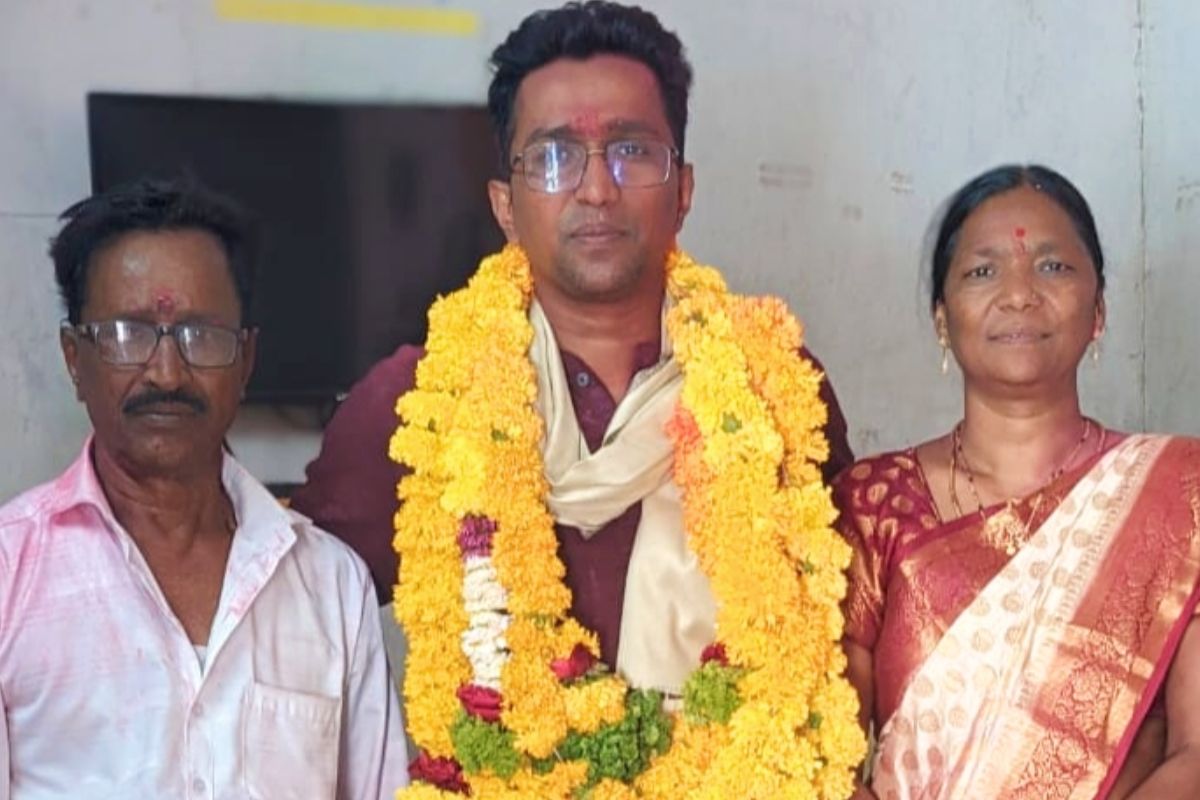 MPSC Success Story: वडिलांनी सलून चालवून शिकवलं, मंगेश झाला वन अधिकारी!