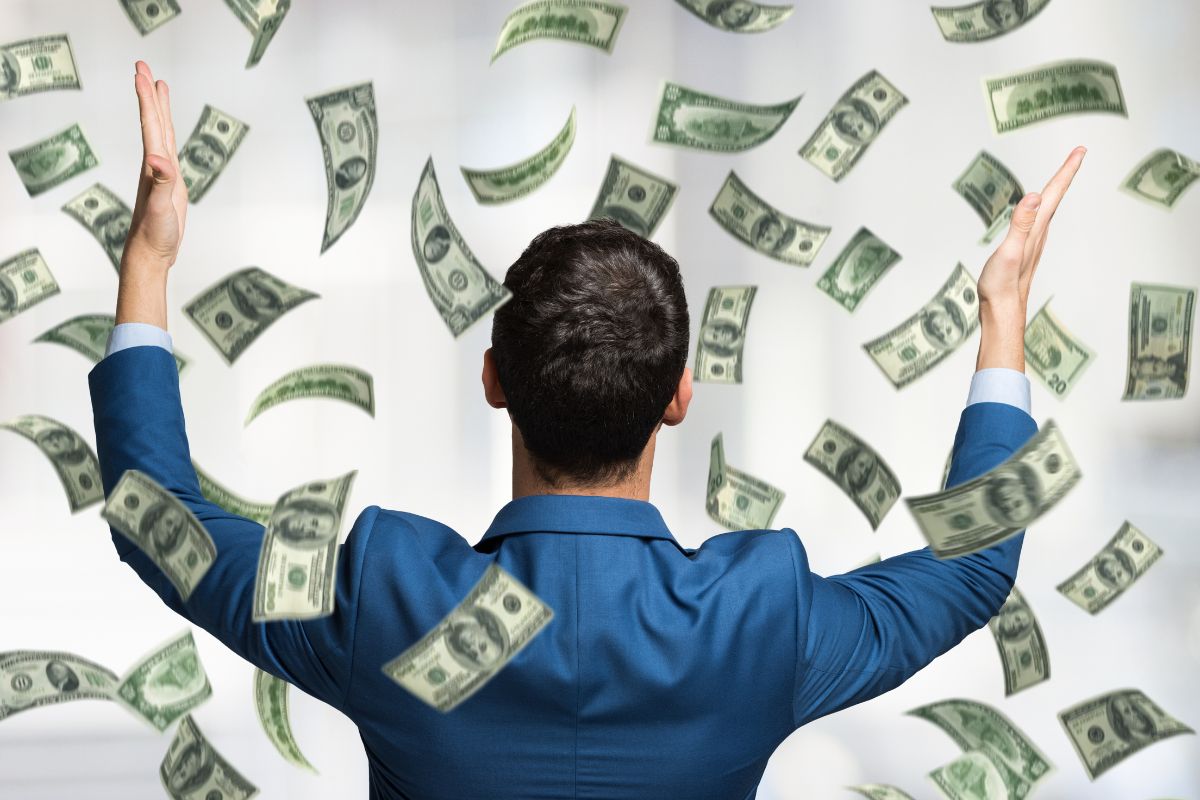 तुमच्याकडे पैसे आले तर तुम्ही काय कराल? असा प्रश्न कोणालाही विचारला तर लोक काय उत्तर देतील? ट्रीपला जाऊ, चांगले ब्रँडेड कपडे घेऊ, सर्वात महागडी कार, बंगला घेऊ, महागडी दारु पिऊ, पबला जाऊ, नोकर चाकर ठेवू असा विचार करतात. तसे पाहाता माणसाला कितीही पैसे द्या, त्याच्यासाठी तो कमीच असतो. पण माणसाचा शॉक मात्र माणसाला काहीही करायला भाग पाडू शकतो.