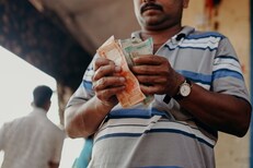 रस्त्यावर सापडलेले पैसै खर्च करावे की नको? वास्तुशास्त्रात सांगितलंय उत्तर