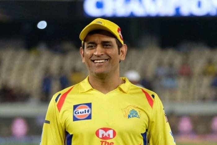  महेंद्रसिंग धोनीनं 'एमएस धोनी: द अनटोल्ड स्टोरी' या चित्रपटातून जवळपास 30 कोटी रुपयांची कमाई केली आहे. हा चित्रपट त्याच्या जीवनावर आधारित आहे, ज्यामध्ये धोनीची भूमिका दिवंगत अभिनेता सुशांत सिंग राजपूतने केली होती. धोनीनं या वर्षी 38 कोटी रुपयांचा अॅडव्हान्स टॅक्स भरला होता. झारखंड या राज्यातून तो सर्वाधिक कर भरणारी व्यक्ती ठरला आहे. आयकर विभागाच्या मते, आंतरराष्ट्रीय क्रिकेटमध्ये पदार्पण केल्यापासून धोनी हा झारखंडमधून सर्वाधिक कर भरणारा करदाता आहे. त्यानं 2022-23 मध्ये 38 कोटींचा कर भरला होता.