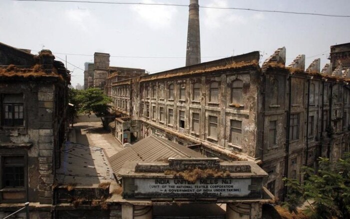 मुकेश मिल - मुंबईतील कोलाबा परिसरातील समुद्राच्या जवळ असलेली मुकेश मिल एक भितीदायक जागा असल्याचे सांगितले जाते. ही जागा ११ एकर परिसरात पसरली आहे. या जागाचं नाव जगातील टॉप १० सर्वात हॉन्टेड जागेमध्ये येते. इथे रात्रीच्या तसेच दिवसाच्या वेळी पॅरानॉमल अक्टिवीटी होत असतात असं म्हटलं जातं.
