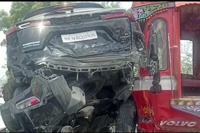 या अपघातांमध्ये गाड्यांचे खूप मोठे नुकसान झाले आहे
