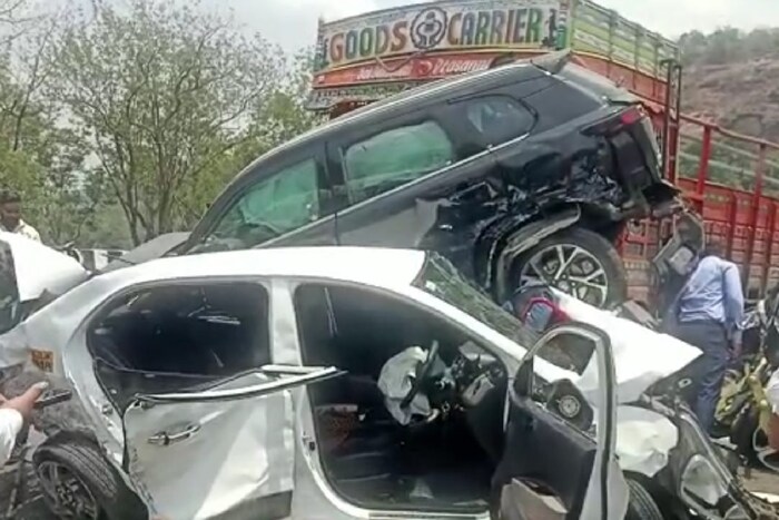 या अपघातात काहीजण जखमी असल्याची माहिती आहे. अपघात झाल्याने वाहतूक कोंडी झाली आहे
