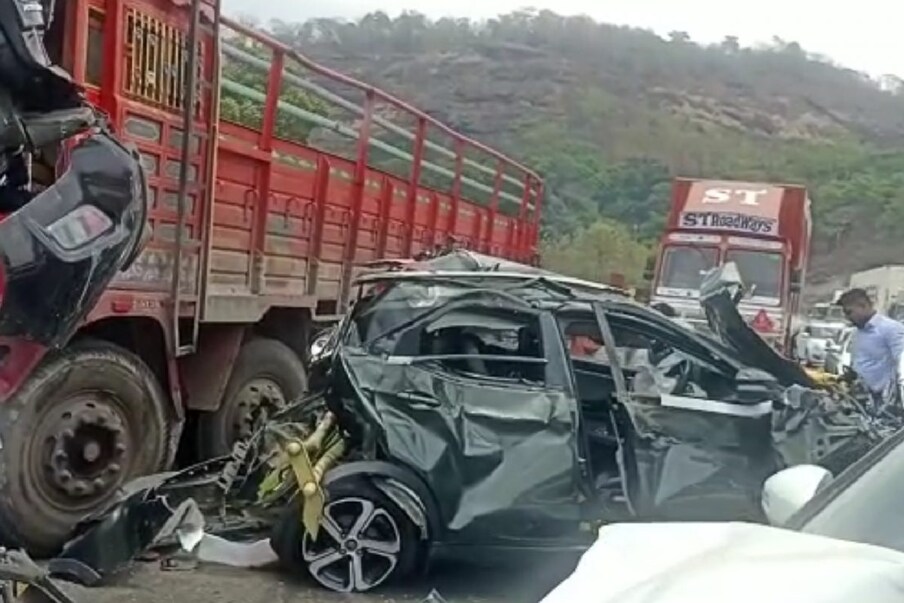 पुणे मुंबई एक्सप्रेस मार्गावर विचित्र अपघात झाला आहे. अनेक वाहनं एकमेकांना धडकली आहे. एक चारचाकी तर अक्षरशः दुसऱ्या वाहनावर उभी आहे. खोपोली एक्झिट जवळ हा अपघात झाला आहे. सुदैवाने यात कोणती जीवितहानी झाली नसल्याची प्राथमिक माहिती आहे. 