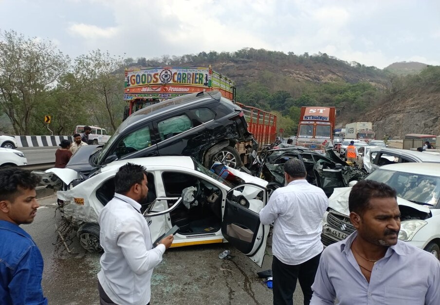 मुंबई-पुणे एक्स्प्रेस वेवर वितित्र अपघात झाला आहे. या अपघातात 11 गाड्यांचं मोठ्या प्रमाणात नुकसान झालं आहे. या अपघातात सुदैवाने कोणतीही जीवितहानी झाली नाही. मात्र, काही जण जखमी झाले आहे. जखमींना तातडीने रुग्णालयात दाखल करण्यात आलं आहे.