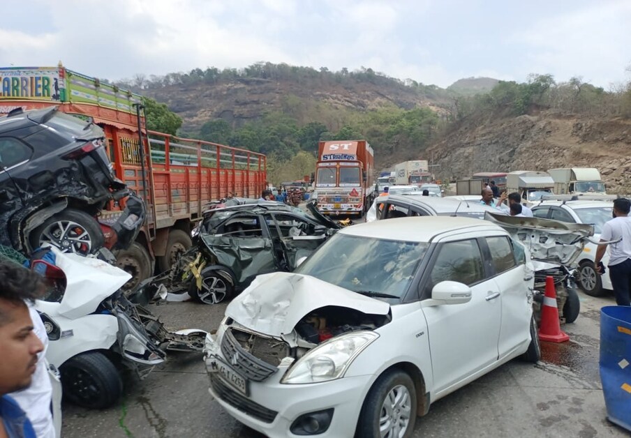 ट्रक आणि अनेक कार यांची जोरदार धडक झाली आहे.पुण्यावरून मुंबईच्या दिशेने येणाऱ्या एका ट्रकने 11 वाहनांना ठोकर दिल्याने हा भीषण अपघात झाला. अपघातानंतर ट्रक चालक पसार झाला, बोरघाट रायगड पोलीस त्याचा शोध घेत आहे. बोरघाट उतरत असताना ट्रकवरील चालकाचा ताबा सुटला असावा अथवा ब्रेक फेल झाल्याने हा अपघात झाला असावा असा पोलिसांचा प्राथमिक अंदाज आहे. 