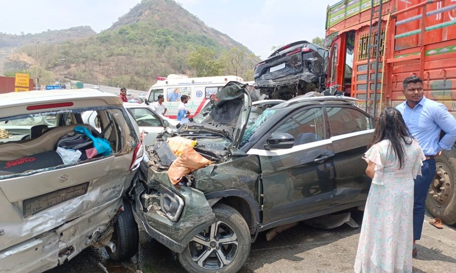 जवळपास 7 ते 8 गाड्या एकमेकांना धडकल्या आहेत.