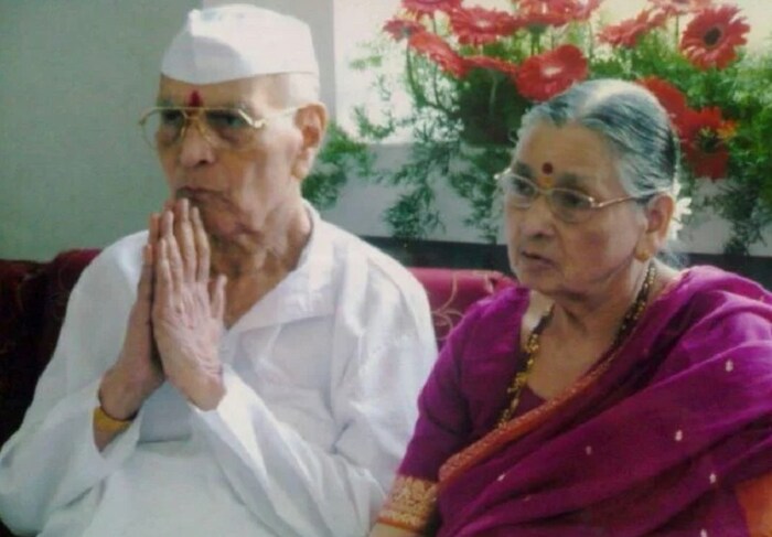 नानासाहेब धर्माधिकारी यांनी १९४३ मध्ये श्री समर्थ अध्यात्मिक प्रासादिक सेवा समितीची स्थापना केली. त्यानतंर देशविदेशात श्री समर्थ बैठकांचा विस्तार झाला. रामदास स्वामींच्या दासबोधाचे निरूपण बैठकांमधून केले जाते. नानासाहेब यांच्यानंतर निरूपणाचा हा वारसा अप्पासाहेब धर्माधिकारी यांनी पुढे चालवला.