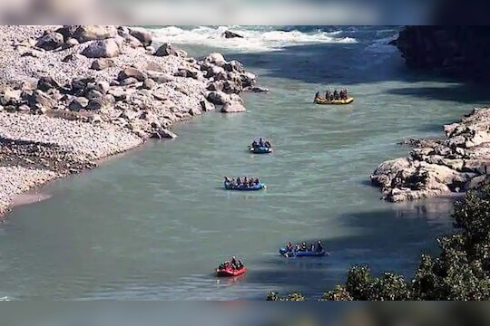 ना पासपोर्ट, ना बंदोबस्त, नदी ओलांडली की परदेशात, भारताच्या सीमेवर कुठे आहे हा प्रकार
