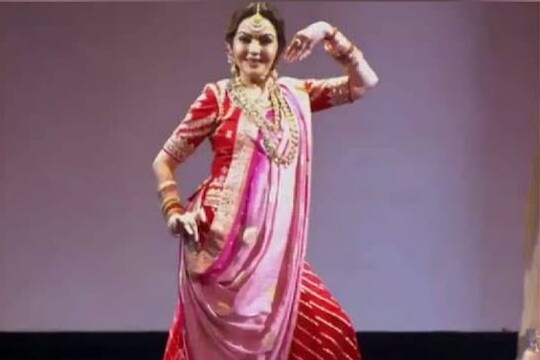 NMACC मध्ये नीता अंबानींचं सुंदर नृत्य.