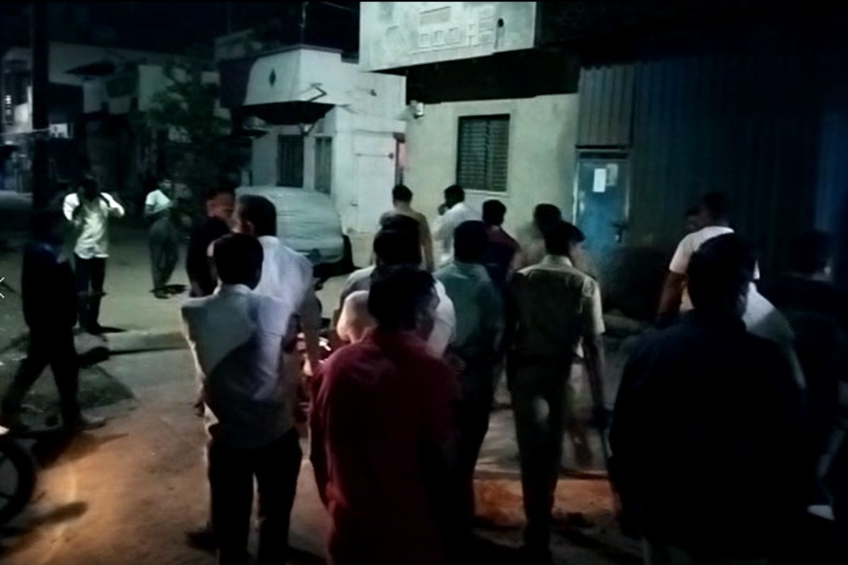 लाथाबुक्क्यांच्या मारहाणीविरोधात उगारला चॉपर; जळगावमध्ये दोन गटात हाणामारी; पाच जणं जखमी