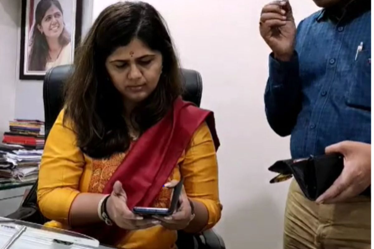 पंकजा मुंडे यांच्या कारखान्यावर जीएसटी विभागाचा छापा