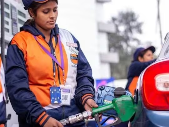 Petrol Diesel Prices : कच्चा तेलाच्या किंमती वाढल्या, पेट्रोल डिझेलच्या दरात बदल इथे चेक करा दर