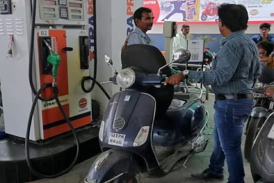 Petrol Diesel Prices:  2 राज्यांमध्ये सर्वात महाग झालं पेट्रोल आणि डिझेल, पाहा तुमच्या शहरातील दर