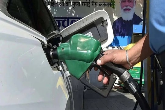 Petrol, diesel prices : या शहरांमध्ये पेट्रोल डिझेल झालं स्वस्त, टाकी फुल्ल करण्याआधी इथे चेक करा दर