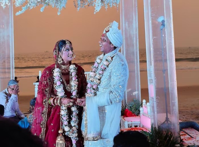 दरम्यान पीडित मुलीच्या वडिलांचा आरोप आहे की, लग्नाआधी अबीरच्या पालकांनी 25 लाखांची मागणी केली याबाबत मुलीच्या वडिलांनी ही मागणी पूर्ण केली. यानंतर वराच्या घरच्यांनी मुलीच्या पालकांनी दिलेल्या खर्चाने गोव्यातील एका महागड्या हॉटेलमध्ये विवाह सोहळा पार केला. या फेऱ्यांनंतर अबीरच्या पालकांनी बीएमडब्ल्यू कारची मागणी केल्याचा आरोप त्यांनी केला. ती मागणी पूर्ण झाल्यावरच वधूला सोबत घेऊन जाणार असल्याचे त्यांनी सांगितले.