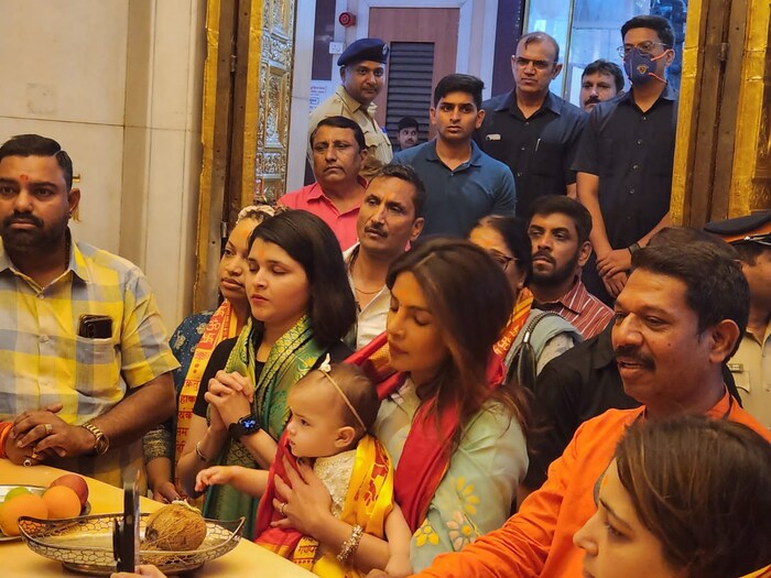  सिद्धिविनायकला आलेली प्रियांका आपले संस्कार विसरली नाही. सुंदर पिस्ता कलरच्या ड्रेसमध्ये प्रियांका दर्शनला आली होती.