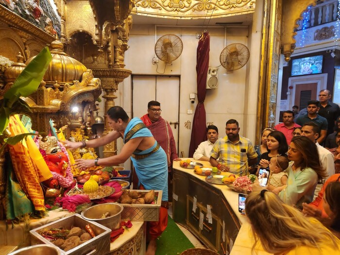  लेकीला घेऊन भारतात येताच प्रियांका तिला घेऊन आधी सिद्धिविनायकाच्या चरणी नतमस्तक झाली आहे.