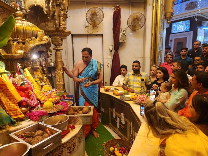  प्रियांकानं नुकतंच मालती मॅरीला घेऊन मुंबईतील प्रभादेवीच्या सिद्धिविनायकाचं दर्शन घेतलं.