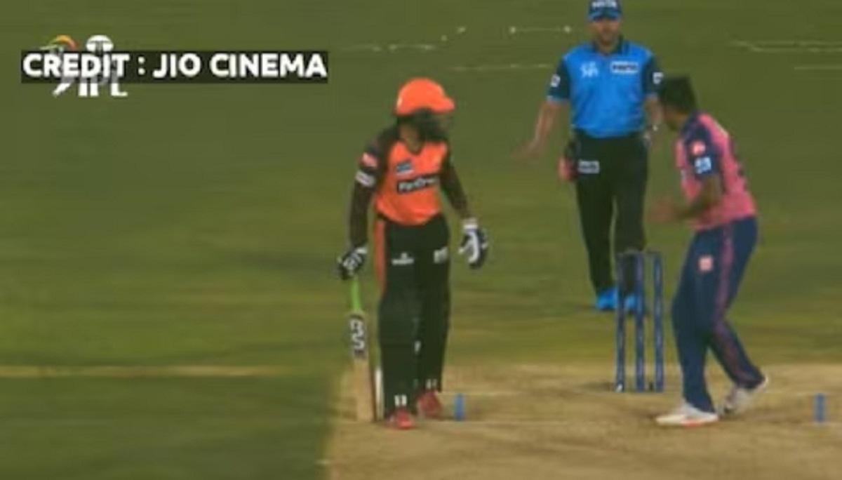 VIDEO : आर अश्विन करत होता मांकडिंगचा प्रयत्न, पंचांनी मधेच अडवलं आणि....