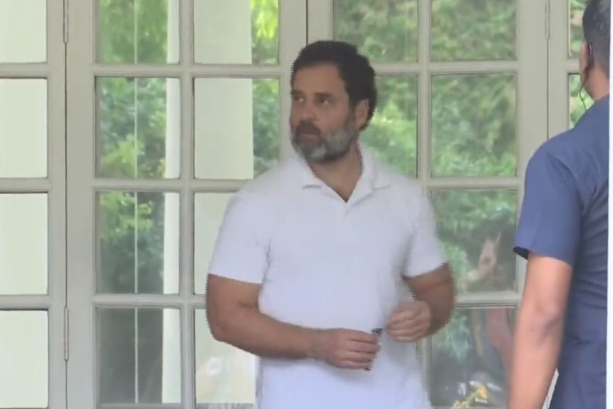 राहुल गांधींनी सोडला सरकारी बंगला, घराबाहेर पडताना कर्मचाऱ्यांसोबत काय केलं? Video