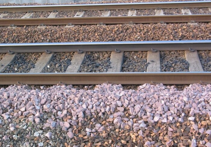  Indian Railway track Facts: आपल्या घरातील लोखंडाच्या वस्तू या काही काळाने गंजतात. मग रुळही लोखंडाचेच तर असतात. मग ते का गंजत नाही? याच प्रश्नाचं उत्तर आपण जाणून घेणार आहोत.