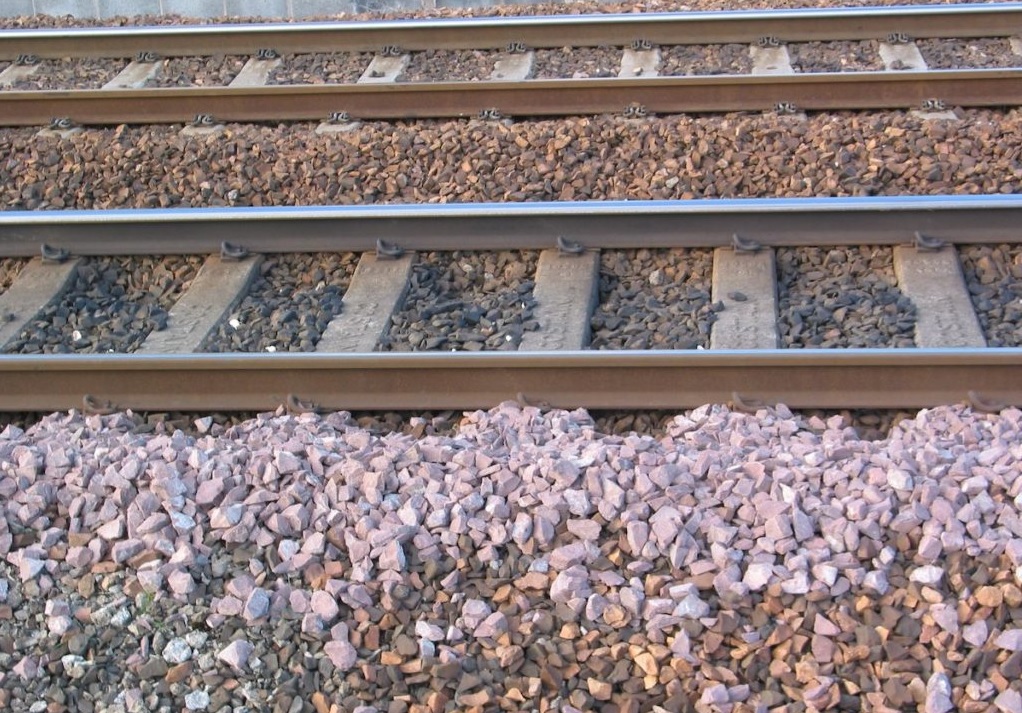  Indian Railway track Facts: आपल्या घरातील लोखंडाच्या वस्तू या काही काळाने गंजतात. मग <a href="https://lokmat.news18.com/tag/railway/">रेल्वे </a>रुळही लोखंडाचेच तर असतात. मग ते का गंजत नाही? याच प्रश्नाचं उत्तर आपण जाणून घेणार आहोत.