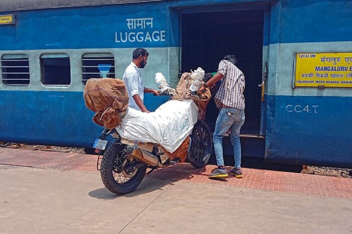 रेल्वेच्या माध्यमातून तुम्ही लगेज किंवा पार्सलच्या रुपात आपलं साहित्य एका ठिकाणाहून दुसऱ्या ठिकाणी डिलीव्हर करु शकता. लगेज म्हणजे तुम्ही प्रवासादरम्यान स्वतःचं साहित्य स्वतःसोबतच घेऊन जात आहात. 