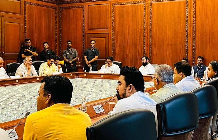 गारपीटीमुळे शेतकऱ्यांचं प्रचंड नुकसान झालं आहे, मात्र अद्यापही अनेक शेतकरी नुकसान भरपाईपासून वंचित आहेत. याच पार्श्वभूमीवर राज ठाकरे यांनी मुख्यमंत्री एकनाथ शिंदे यांची भेट घेतली.