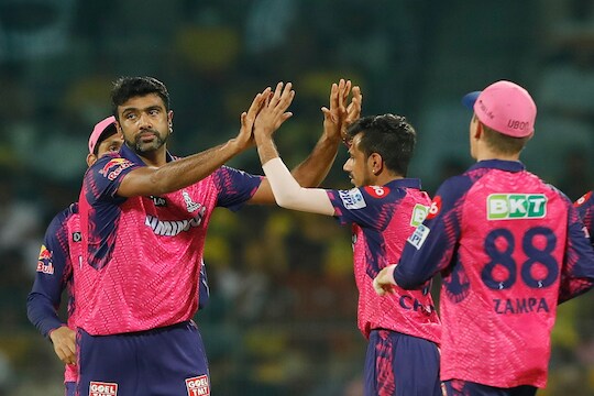 CSK च्या गुहेत राजस्थानची डरकाळी, स्पिनर्स समोर चेन्नईच लोटांगण 