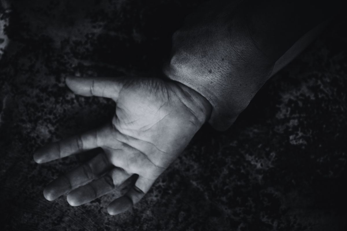 शेतात कापूस गोळा करणाऱ्या महिलेवर चाकूच्या धाकाने दोन वेळा बलात्कार