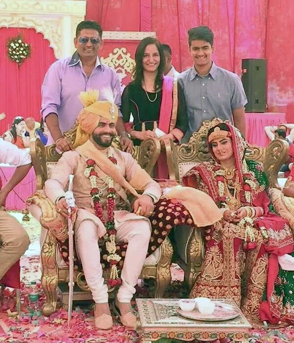 जडेजा आणि रिवाबा यांची पहिल्या भेटीच्या तीन महिन्यांतच त्यांचा साखरपुडा झाला. यानंतर लगेचच दोघांनी एप्रिल 2016 मध्ये लग्न केले . लग्नाच्या दिवशी जडेजाने गुलाबी रंगाची शेरवानी परिधान केली होती. तर दुसरीकडे रिवाबा पारंपारिक लाल, हिरव्या आणि केशरी रंगाच्या लेहेंग्यात दिसली.
