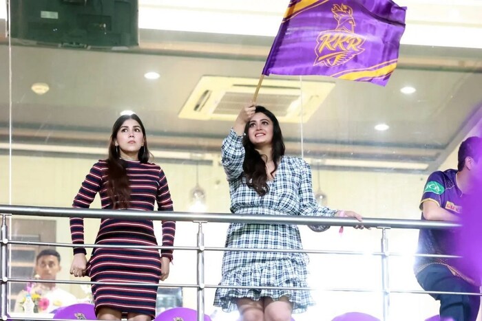 हातात केकेआरचा झेंडा धरलेल्या सुंदर तरुणीचे फोटो काही वेळातच सोशल मीडियावर व्हायरल झाले. तेव्हा ती नक्की कोण आहे याबद्दल चर्चा सुरु झाल्या.