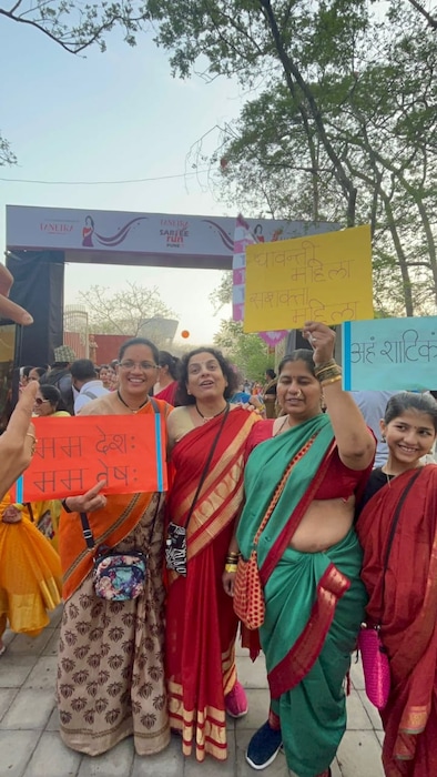 यात खडकी, पिंपरी, आळंदी खडकवासला आणि इतर शेजारच्या शहरांमधून देखील अनेक महिला सहभागी झाल्या होत्या. आरोग्याचा संदेश देणाऱ्या रंगीबेरंगी साड्यांच्या झगमटातील या साडी रन ने सर्वांचे लक्ष वेधुन घेतले. 