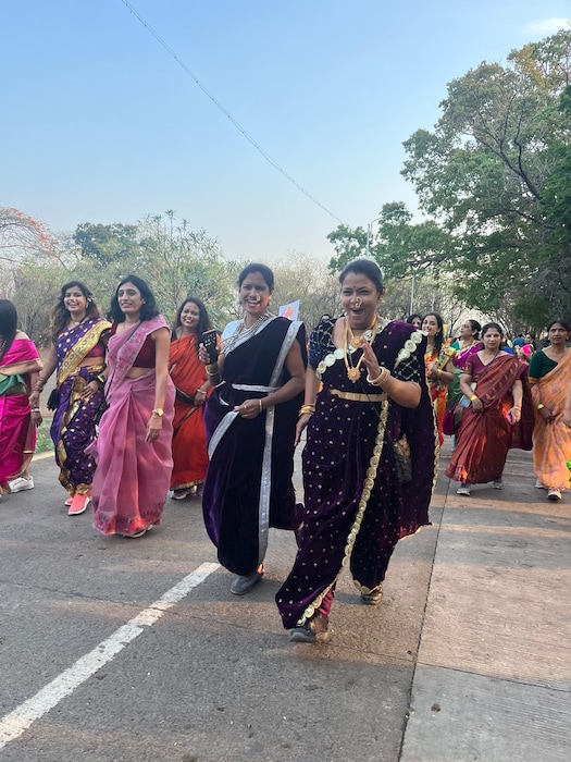 साडी नेसुन जर स्त्री सगळी कामे करू शकते तर साडी रन मध्ये देखील धाऊ शकते या अनोख्या संकल्पनेसह या मॅरेथॉनचे आयोजन करण्यात आले होते.