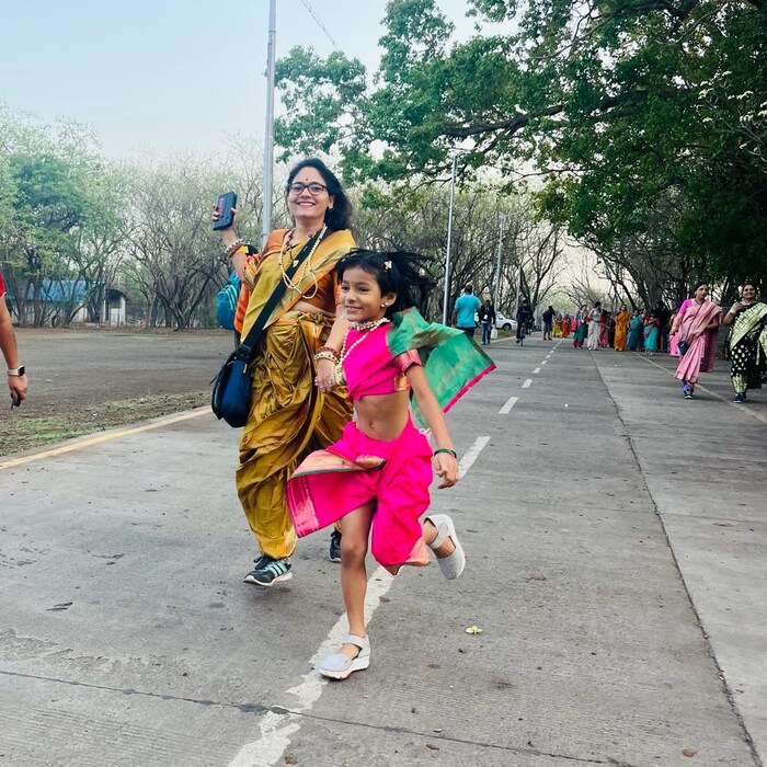 पुण्यातील खाशाबा जाधब क्रिडा संकुल येथे महिलांसाठी 'साडी रन' या अनोख्या स्पर्धेचे आयोजन करण्यात आले होते. यावेळी पुणे आणि पुण्याच्या आसपासच्या परिसरातील जवळपास 5,300 महिला साड्या परिधान करून या साडी रन मध्ये धावल्या. 