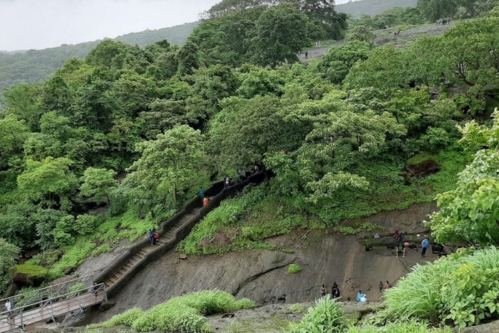 संजय गांधी नॅशनल पार्क - असं म्हटलं जातं की येथे एका महिलेचा आत्मा फिरत असतो. ज्यामुळे लोक रात्रीच्या वेळी येथे फिरणं टाळतात.
