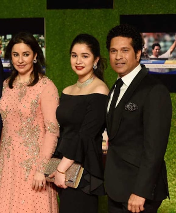 सचिन तेंडुलकरच्या लेकीच नाव सारा असं असून याचा अर्थ राजकुमारी असा होतो.