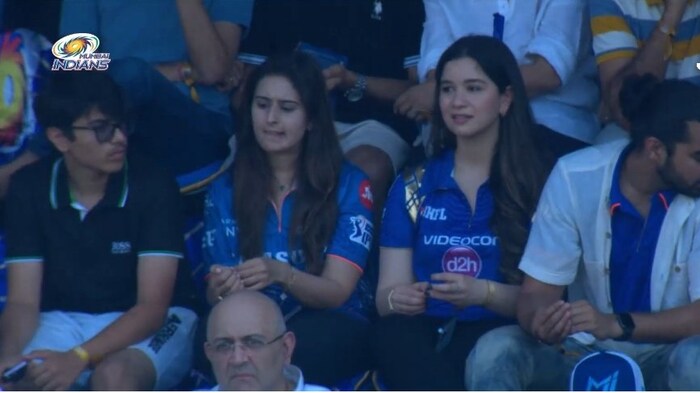 अर्जुनच्या बॉलिंगवेळी सर्वांचे लक्ष सारा तेंडुलकरने वेधून घेतले. ती यावेळी मैदानात मुंबई इंडियन्सची जर्सी घालून चिअर करताना दिसली.