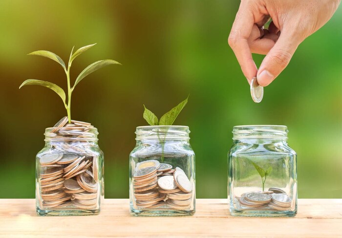 सरकारने अधिसूचनेत काय म्हटलेय? : अधिसूचनेनुसार, जर डिपॉझिटरने आधीच अकाउंट उघडले असेल आणि त्यांनी आपले आधार कार्ड जमा केले नसेल, तर त्यांना 1 एप्रिल 2023 ते 30 सप्टेंबर 2023 या सहा महिन्यांच्या आत आधारकार्ड जमा करावं लागेल. या अधिसूचनेत छोट्या बचत योजनांमध्ये गुंतवणूक करण्यासाठी पॅन आणि आधार क्रमांक अनिवार्य करण्यात आला आहे.