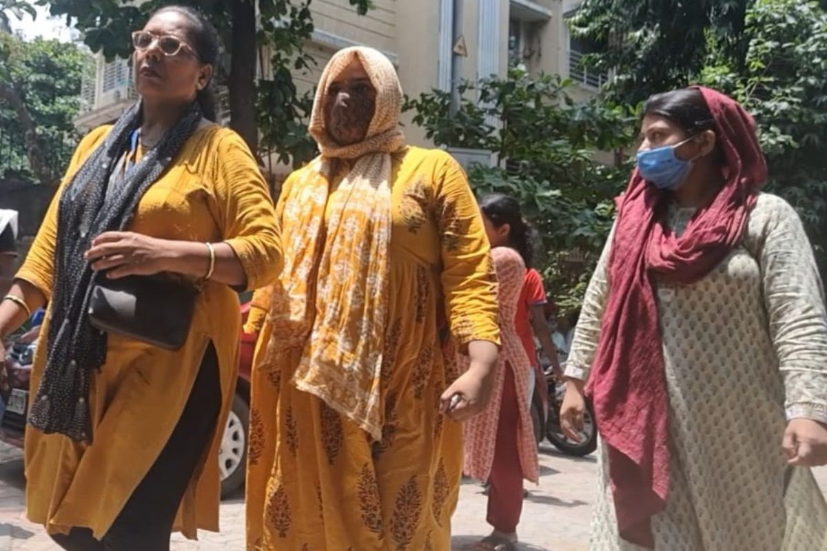 प्ले ग्रुपमध्ये चिमुकल्यांना उचलून फेकलं, आता दोन्ही शिक्षिकांना जेलमध्ये टाकलं