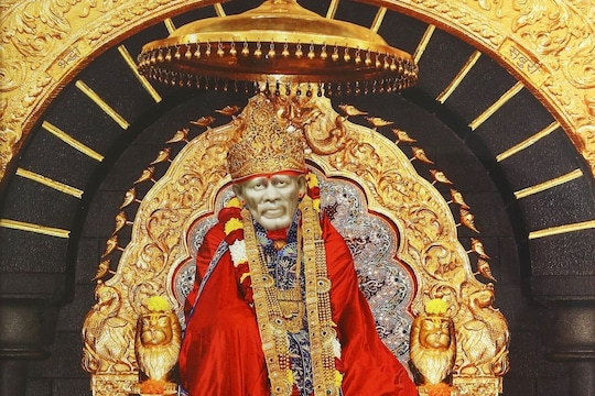 (शिर्डीच्या साईबाबा मंदिर)