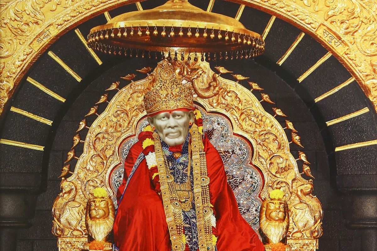 (शिर्डीच्या साईबाबा मंदिर)