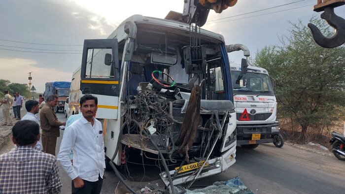 अपघातामध्ये शिवशाही बस चालक गंभीर जखमी झाले असून चालकाला छत्रपती संभाजी नगर घाटी रुग्णालयात दाखल केले आहे.