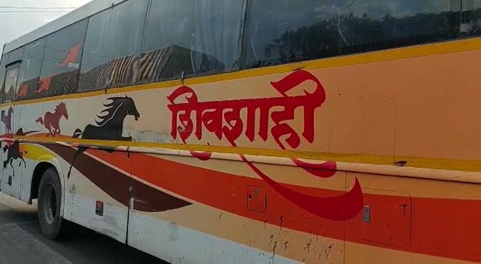 छत्रपती संभाजीनगरच्या वाळूज परिसरातील बडवे कंपनीसमोर शिवशाही बसचा अपघात झाला. (अविनाश कानडजे, प्रतिनिधी)