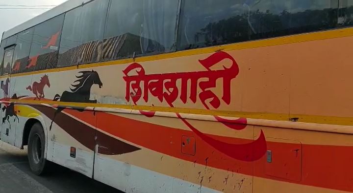 छत्रपती संभाजीनगरच्या वाळूज परिसरातील बडवे कंपनीसमोर शिवशाही बसचा अपघात झाला. (अविनाश कानडजे, प्रतिनिधी)