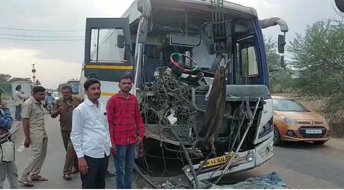 शिवशाही बसचा आणि वाळू वाहतूक करणाऱ्या हायवाची धडक झाल्याने हा अपघात घडला.