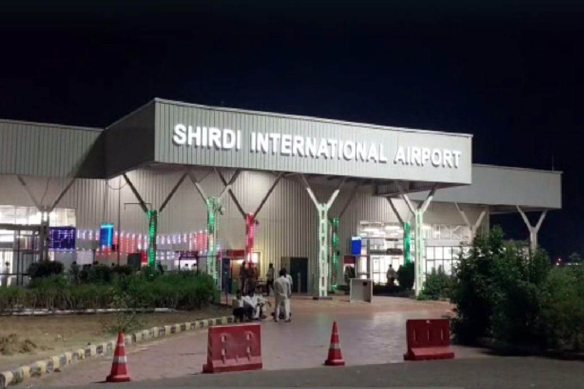 आज शिर्डीच्या विमानतळावर पहिल्यांदाच रात्री विमान उतरले आहे
