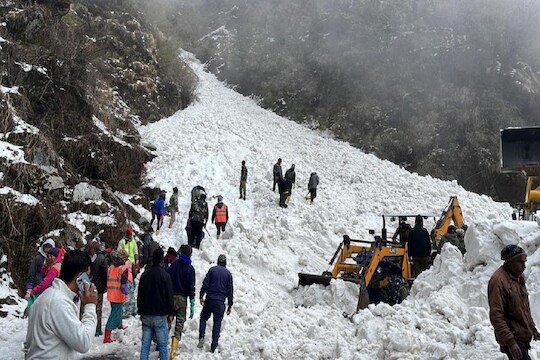 150 पेक्षा जास्त पर्यटक अडकले असल्याची शक्यता वर्तवली जात आहे.